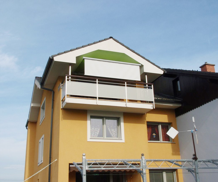 Protection du soleil avec un store pour balcon terrasse d'appartement