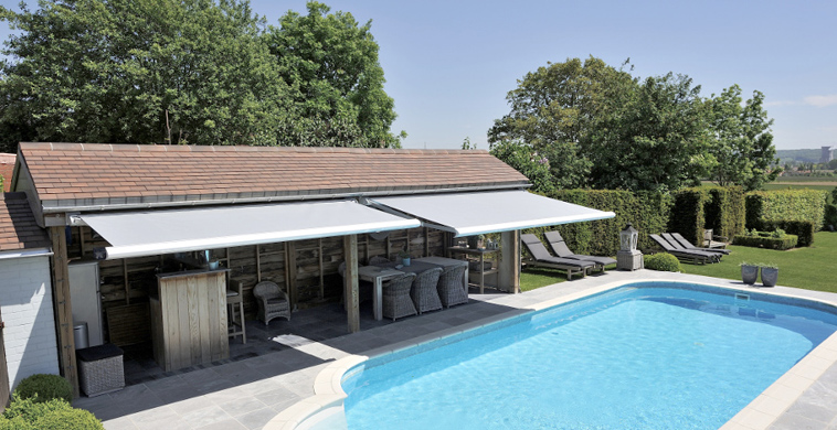 Store banne extérieur devant piscine