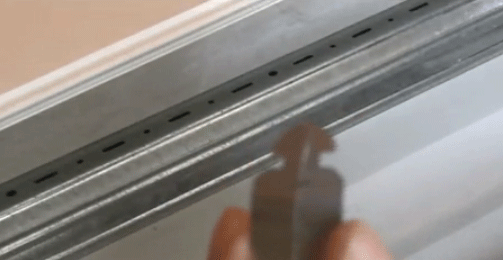 Volet : Attacher une attache de tablier en feuillard fendue