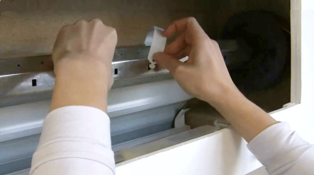 Volet : Fixer une attache de tablier en feuillard inox