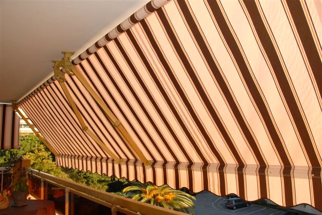 store posé en plafond d'un balcon avec du soleil