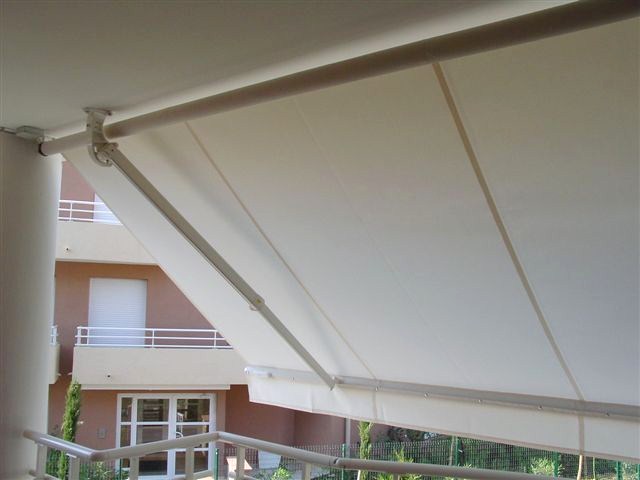store tradi à bras indépendants posé en balcon