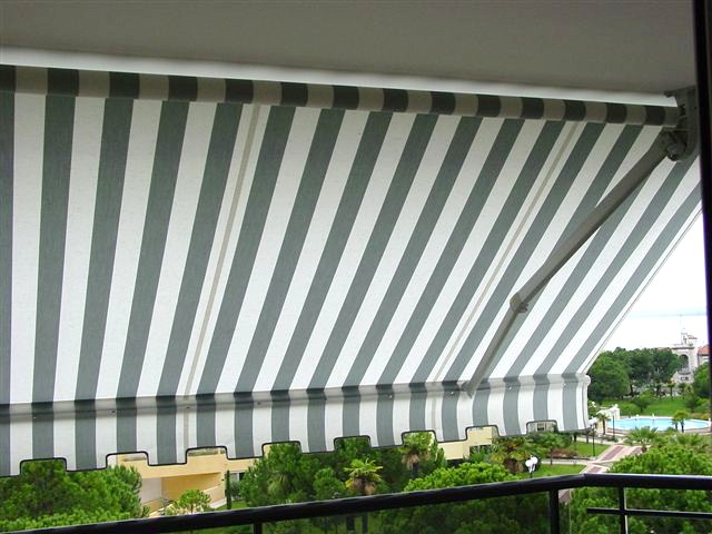 store toile posé en loggia