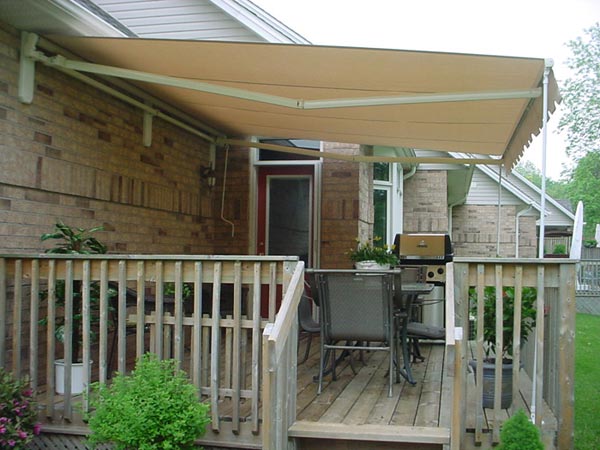 Store banne extérieur avec option pied sur terrasse
