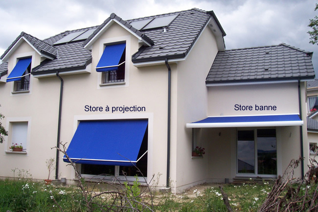 Store banne et store  projection sur maison avec baie vitre