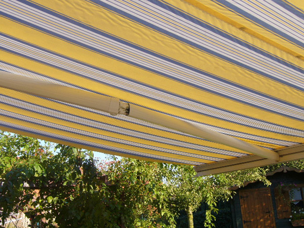 Store banne coffre intégral Gold de Sunstyl : bras cassé ou décollé