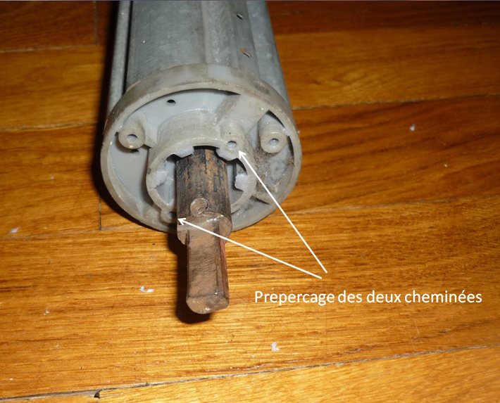 Volet roulant ancien : support pour fixer la roue dente