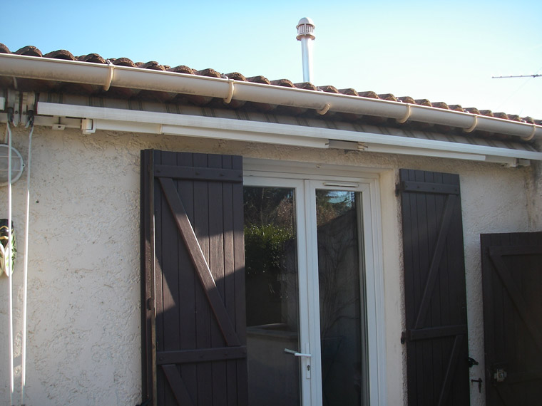 Vieux store bannes à démonter, dépose