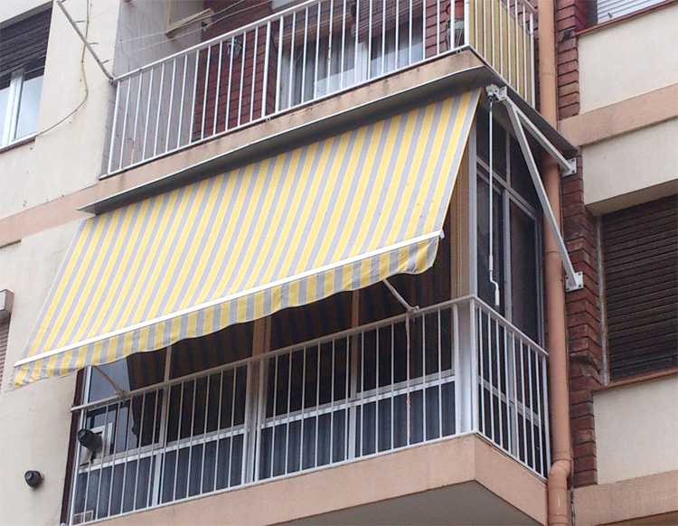 Store à projection de balcon déporté