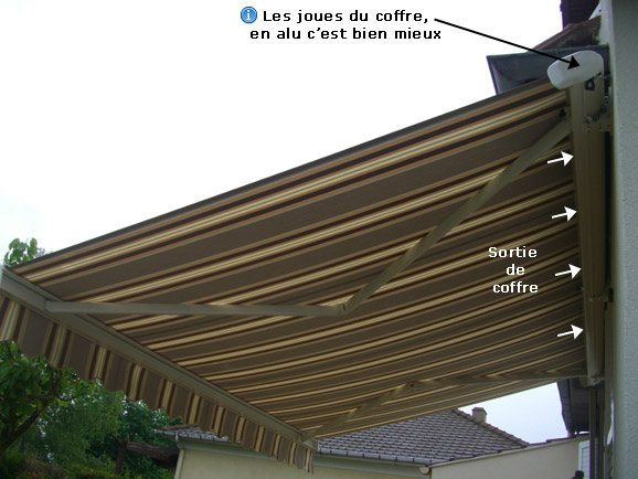 Joue latéral de store banne et sortie de coffre