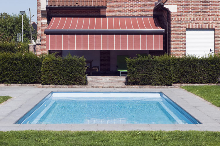 Store extérieur et piscine