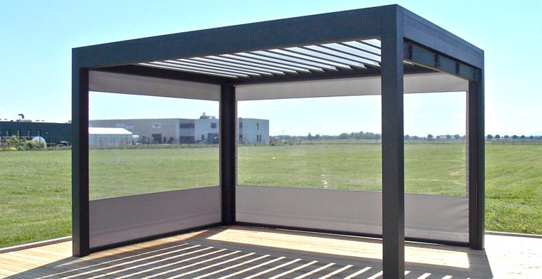 Pergola à lames Open et store verticale