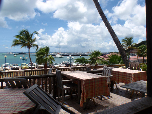 Terrasse vue sur la mer avec table sans store