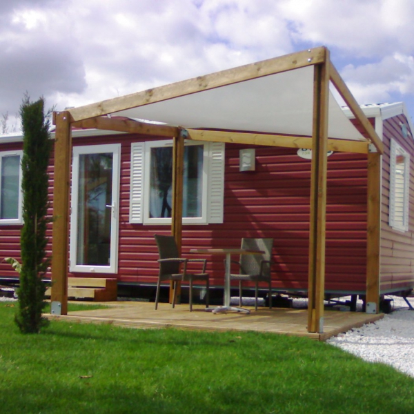 Pergola bois avec toile tendue d'ombrage