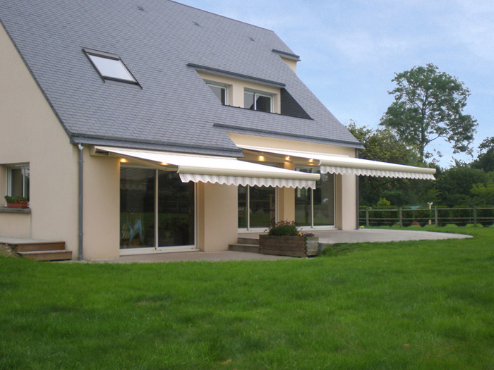 Store de terrasse de maison avec pelouse