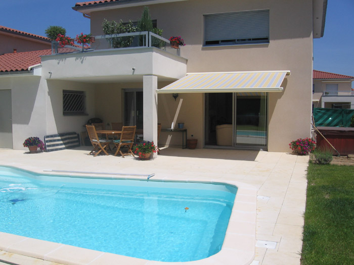 Store extérieur coublanc Duo sur maison avec piscine