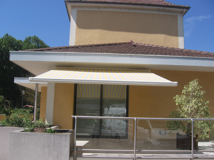 Store coffre et baie vitrée à l'ombre