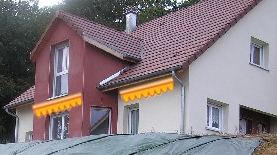 Maison avec une Bow-window équipée de deux stores en façade